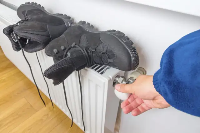 Jak suszyć buty na grzejniku bez ryzyka uszkodzenia materiału