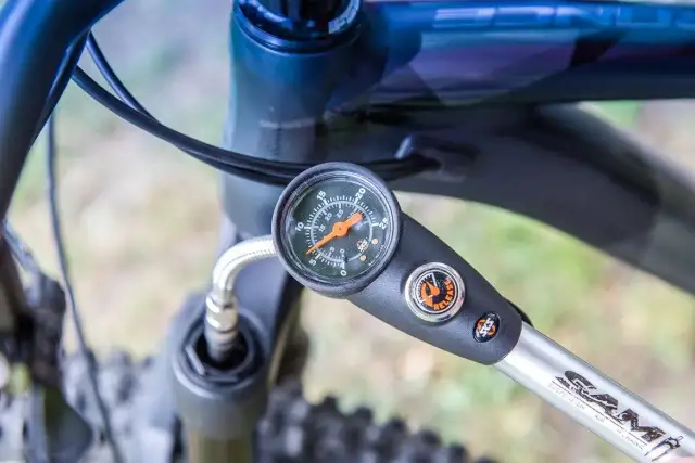 Jak pompować amortyzator w rowerze, aby uniknąć kosztownych napraw