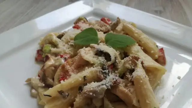 Penne z kurczakiem w sosie serowym - prosty przepis na pyszne danie