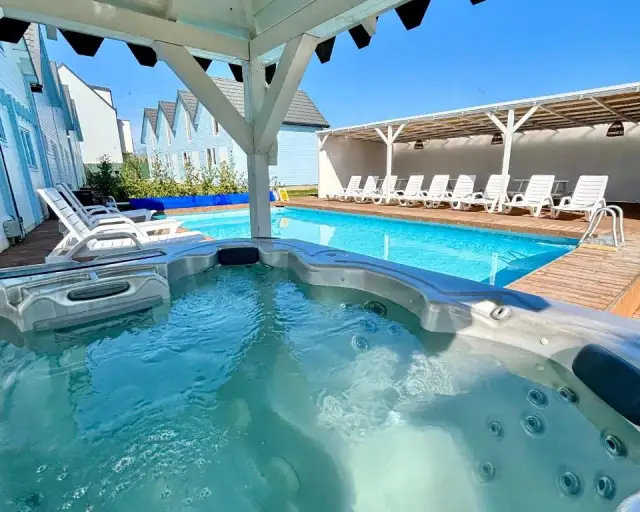 Noclegi z basenem w Rewalu: Komfortowy wypoczynek