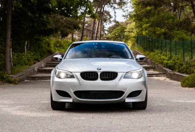 BMW M5 V10 – niezwykłe osiągi i luksus w jednej maszynie