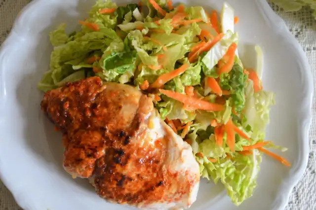 Jak zrobić pierś z kurczaka w piekarniku bez tłuszczu i zachować soczystość