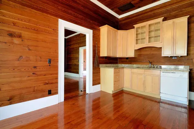 Skuteczne sposoby na wyczyszczenie boazerii w kuchni bez uszkodzeń