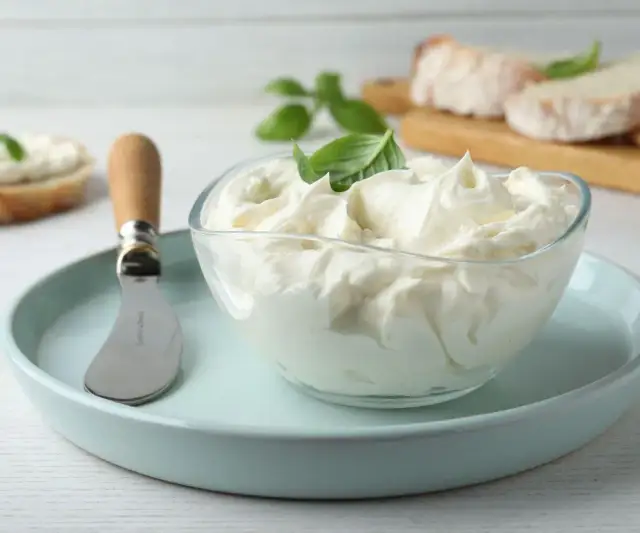 Ser z wiaderka na słono: 15 pomysłów na obiad, nie tylko sernik!