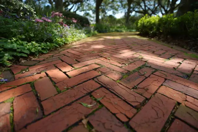 Pomysły na to, co można zrobić z cegły w ogrodzie, które zachwycą