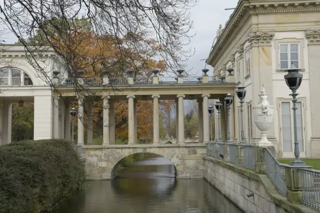 Gdzie zjeść w Łazienkach Królewskich? Odkryj najlepsze miejsca