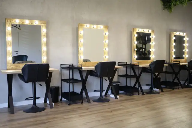 Ile się płaci za wynajem stanowiska fryzjerskiego? Sprawdź ceny!