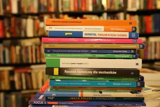 Co zrobić ze starymi podręcznikami? Praktyczne pomysły i porady dla każdego