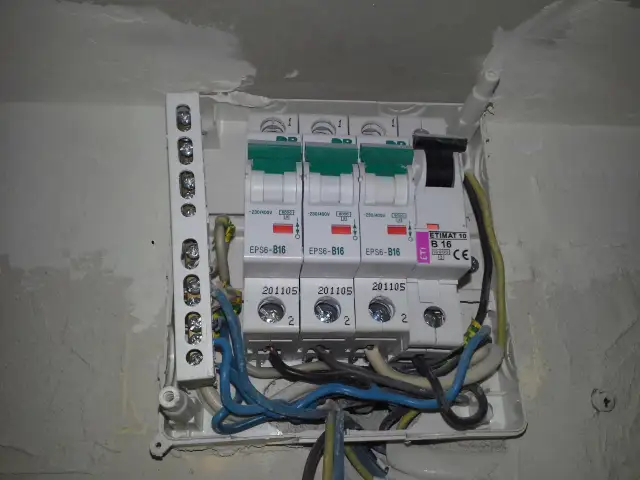 Jakie bezpieczniki do indukcji wybrać, aby uniknąć awarii i zapewnić bezpieczeństwo?