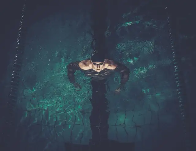 Pływanie na sylwetkę: Jak basen rzeźbi ciało i spala kalorie?