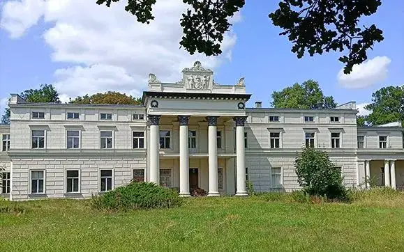 Pałac w Głuchowie: fascynująca historia i architektura czekają na Ciebie