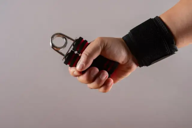 Mocny chwyt i silne przedramiona: Jak trenować w domu i na siłowni?