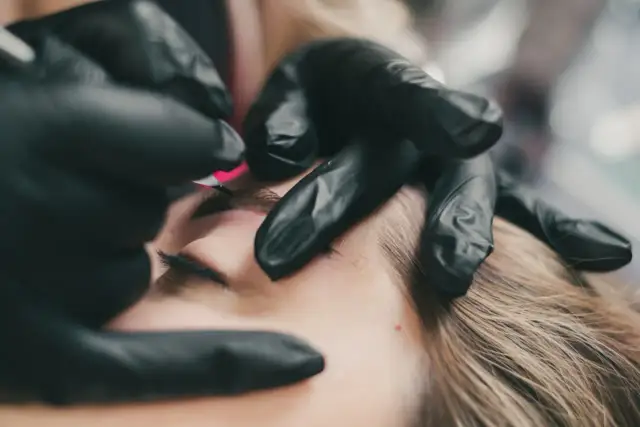 Jak dobrać kolor pigmentu przy makijażu permanentnym oka, brwi lub ust?