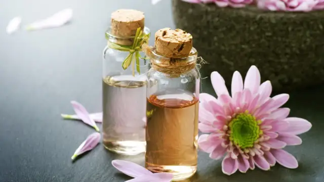 Olejki do twarzy jak stosować – skuteczne metody i porady pielęgnacyjne