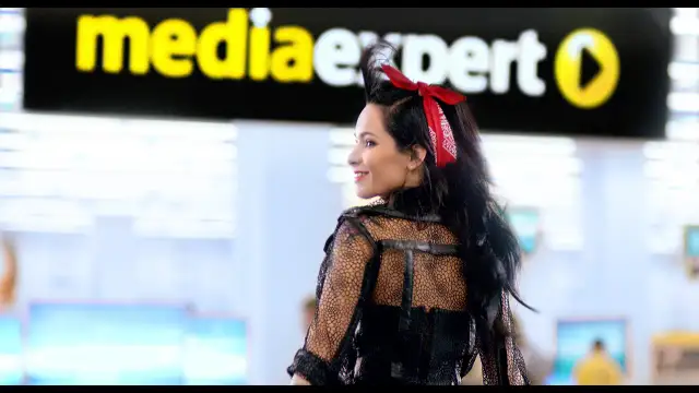 Kim jest dziewczyna z reklamy Media Expert? Zaskakujące fakty o niej