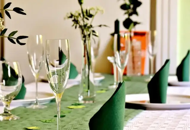 Jak pięknie położyć serwetki papierowe na stole – proste triki na udane przyjęcie