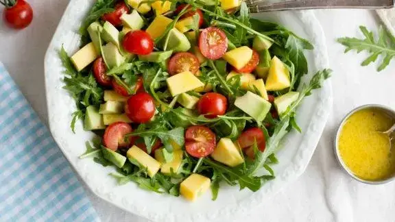 Salat-Kalorien: So vermeiden Sie die versteckten Dickmacher