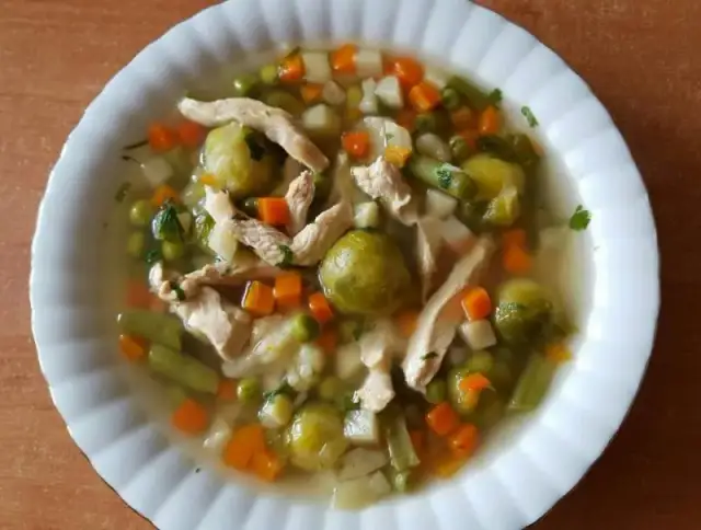 Ile kalorii ma zupa jarzynowa na kurczaku? Odchudź swój talerz!