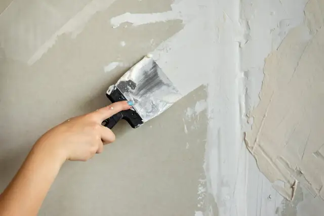 Czym malować tynk silikonowy, aby uniknąć problemów z trwałością?