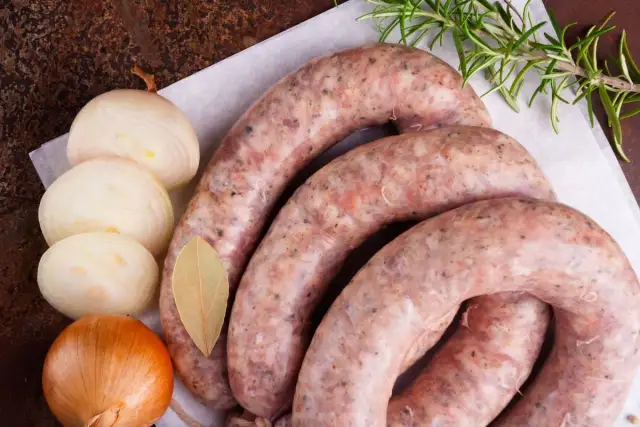 Ile gotuje się białą kiełbasę, aby uniknąć pęknięcia i zachować smak