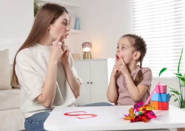 Pierwsze słowa dziecka: Kiedy? Jak wspierać? Sygnały alarmowe