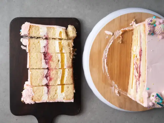 Jak perfekcyjnie pokroić wysoki tort? Bez stresu i równo!