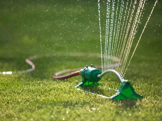 Jak naprawić zraszacz, aby uniknąć problemów z podlewaniem