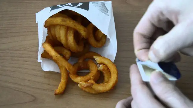 Ile kosztują zakręcone frytki w McDonald's? Sprawdź ceny i promocje