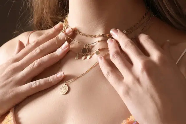 Celebrytka: Co to jest? Jak nosić i wybrać idealny naszyjnik?