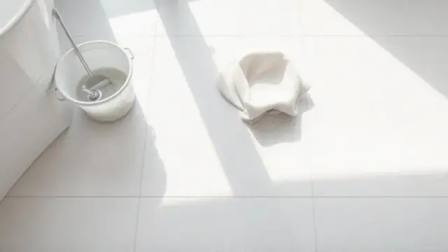 Czym myc kafelki na wysoki połysk, aby uniknąć smug i zarysowań?