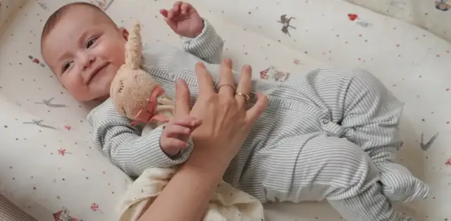 Czym przykryć niemowlaka do snu? Śpiworek, otulacz, kocyk co wybrać?