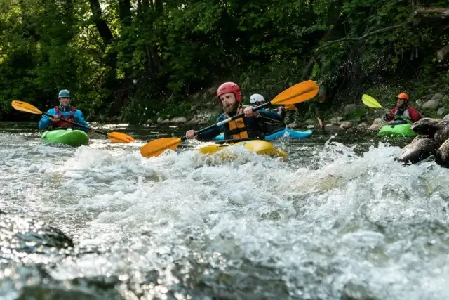 Kurs kajakarstwa nizinnego: Jak wybrać najlepszy i zacząć przygodę?