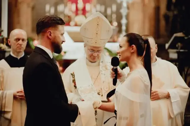 Ślub kościelny: Kiedy do księdza? Formalności krok po kroku