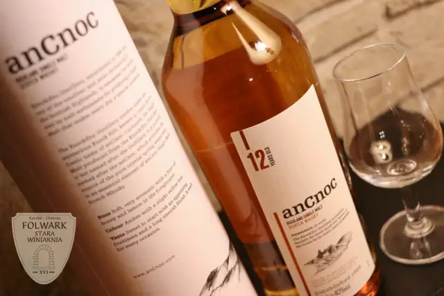 ancnoc 12 Year Old Single Malt Scotch Whisky, butelka i kieliszek do degustacji.