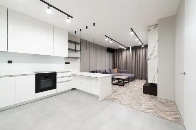 Połącz kuchnię z salonem: Inspiracje i praktyczne porady