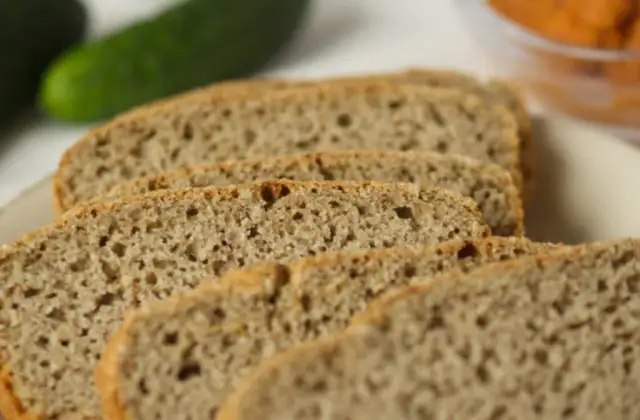 Czy chleb gryczany tuczy? Poznaj prawdę o jego wpływie na wagę