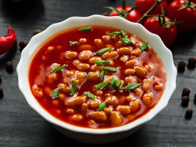 Fasolka w sosie pomidorowym: Z czym jeść, by zachwycić?