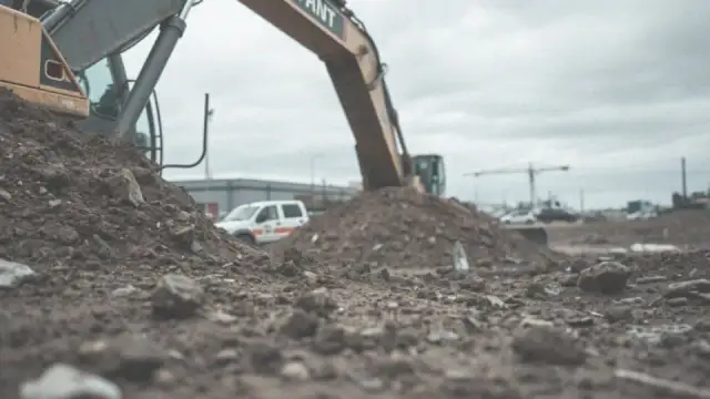 Ile zarabia operator koparki w Niemczech? Stawki, podatki, netto.