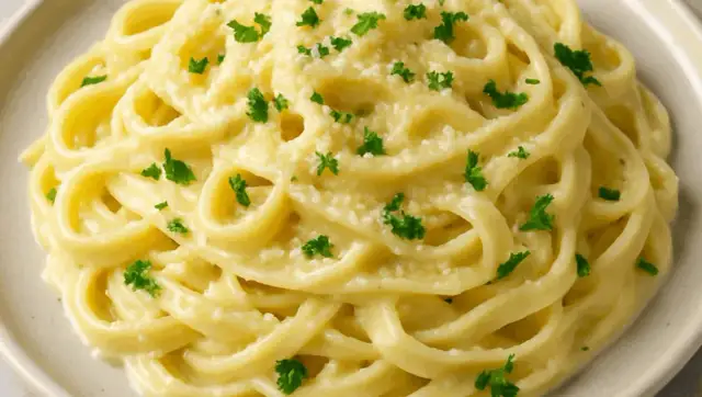Spaghetti Alfredo: Przepis na idealny sos i różnice z Fettuccine