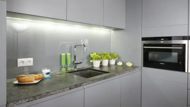 Kuchnia bez płytek? Odkryj 11 alternatyw nad blatem!