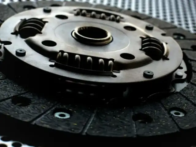 Objawy kończącego się sprzęgła, które mogą zrujnować Twoje auto