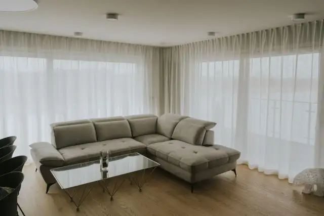 Okna z firankami czy bez: Zalety i wady obu rozwiązań w domu