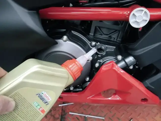 Jak często wymieniać olej w Honda PCX? Kluczowe informacje i porady