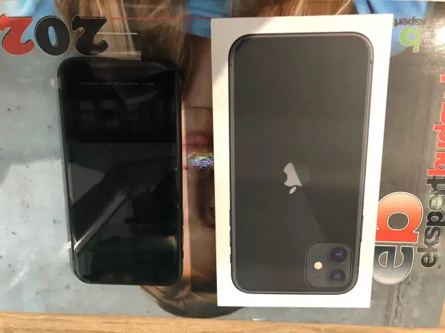 Czarny iPhone 11 w pudełku, obok niego drugi taki sam. Szukasz, gdzie najtaniej kupić ten model?