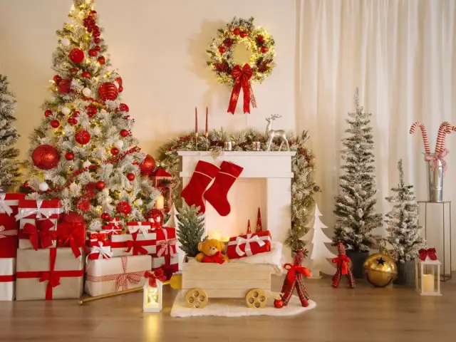 Świąteczna sceneria z choinką, prezentami i kominkiem. Idealny moment, kiedy zdejmować ozdoby świąteczne, by cieszyć się magią jeszcze dłużej.