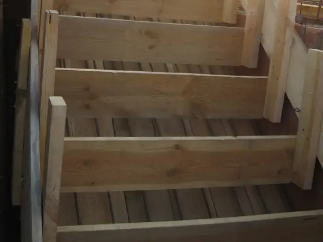 Drewniane szalunki schodów w budowie, widok z góry.