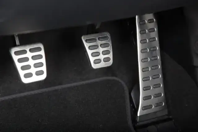 Jak puszczać sprzęgło przy ruszaniu, aby uniknąć zgaśnięcia silnika