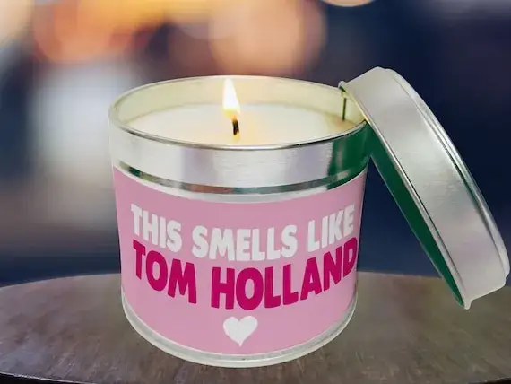 Świeczka o zapachu Toma Hollanda – idealny wybór dla fanów aromatów