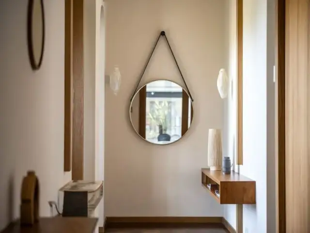 Na jakiej wysokości lustro w przedpokoju, by uniknąć problemów z odbiciem?