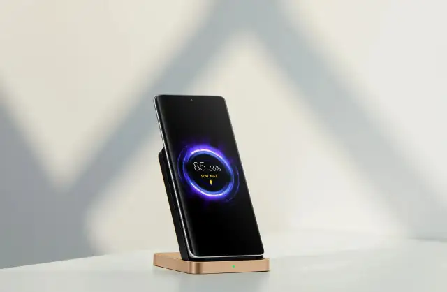Elegancka ładowarka indukcyjna Xiaomi z telefonem na stojaku, pokazująca 85,36% naładowania i 50W mocy.